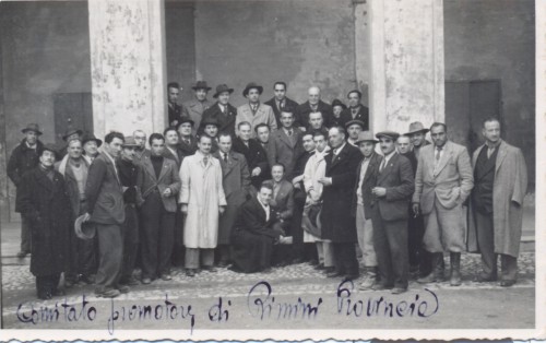 1946. Comitato promotore di Rimini Provincia. In alto al centro, impermeabile chiaro, Carlo Zaghini