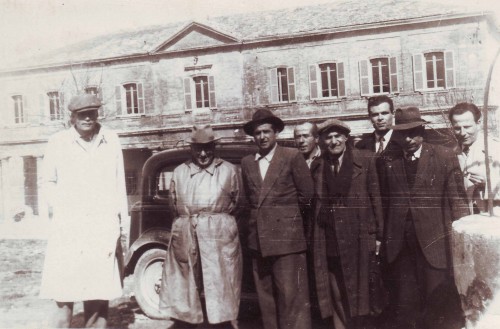 1947. Coriano, davanti al Teatro. Da sin. Nicola Pagliarani, ..., Carlo Zaghini, (...,) geom. Valentino Valentinotti, Giuseppe Spada, Osvaldo Spada