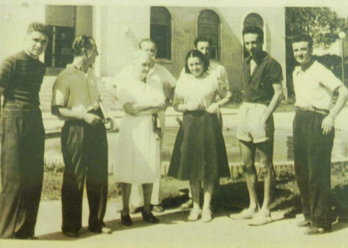 1947. Riccione. Gianni Quondamatteo con Sibilla Aleramo