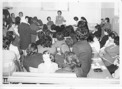 1971, Misano. Incontro di donne sulla legge per la maternità. In piedi al microfono Clara Signori, a sinistraGiovanna Zoboli
