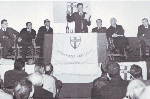 1969. Rimini. Manifestazione della DC. Da sx Leonardo Melandri, Gino Mattarelli, Vincenzo Cananzi, Flaminio Piccoli, Gino Zannini, Giuseppe Gemmni