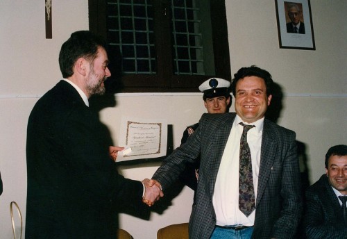 1990, apr. San Giovanni, Comune. Il Sindaco Cenci consegna a Spadoni un attestato per i suoi 15 anni da consigliere comunale