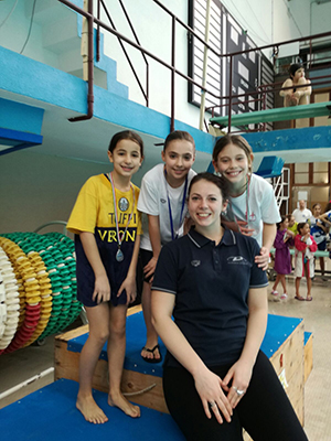 Albaro 1 metro allenatrice Belen Alessandroni con Aurora Anniballi e atlete podio