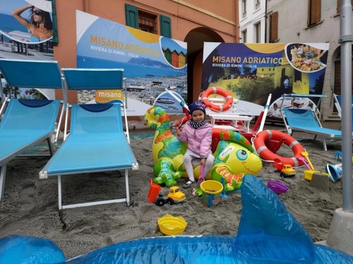 bimba angolo spiaggia correggio