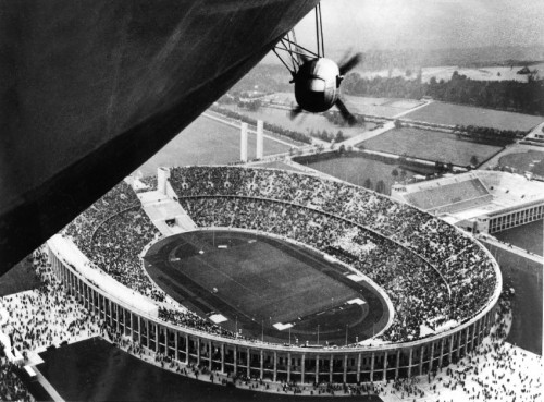 Olympische Spiele 1936 in Berlin - Blick aus dem Luftschiff LZ 129 'Hindenburg' auf das sich fuer die Eroeffnungsveranstaltung fuellende Stadion; im Hintergrund rechts: das Schwimmstadion, weiter links: Sachsenturm und Friesenturm (von links) - 01.08.1936 Es obliegt dem Nutzer zu prüfen, ob Rechte Dritter an den Bildinhalten der beabsichtigten Nutzung des Bildmaterials entgegen stehen.