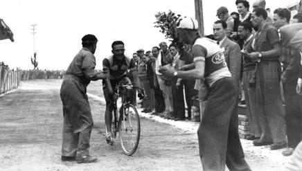 Vito Ortelli all’arrivo di Chieti nel 1948, suo unico successo al Giro