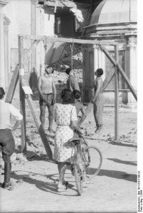 Italien, drei erhängte Männer an Galgen