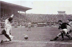 Serie_A_1962-63_-_Bologna_vs_SPAL_-_Bruschini,_Bulgarelli,_Cervato