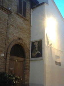 Il mosaico che riproduce la Madonna della MIsericordia sull'esterno della chiesa di Santa Chiara