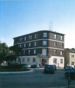 2012. Rimini, piazza Clementini. Ex sede del PCI, dal 1986 ad oggi della Confesercenti. Sul tetto si ancora il traliccio dell’antenna di Radio San Marino