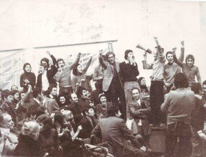 Dicembre 1972. Rimini, Sala dell'Arengo. Manifestazione per il Vietnam. Il terzo da sin. È Piero Nicoletti