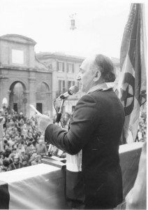 25 aprile 1979. Rimini, Piazza Cavour. Vincenzo Mascia tiene l’orazione celebrativa