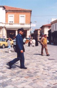  Anni '90. Coriano, Piazza Mazzini. Mario Monti postino 