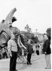 Anni '80. Cerimonia al Monumento ai Partigiani al Parco Cervi di Rimini. A destra, Vincenzo Mascia