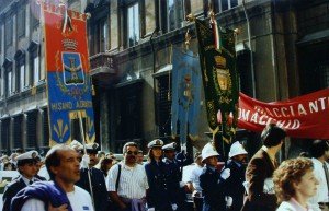 6 dicembre 1989. Roma, manifestazione per salvare l'Adriatico dopo la esplosione delle mucillaggini in estate. Piero Nicoletti è fra i gonfaloni del Comune di Misano e del Comune di Coriano 