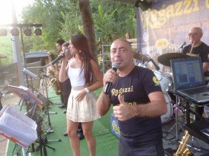 4 settembre 2016. Ospedaletto, Chiesa. Festa della Madonna. Suonano i “Ragazzi di Romagna”. Da sinistra, la cantante Veronica Fabbri, Giovanni e Mario Monti