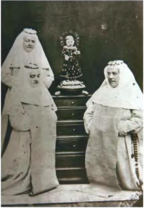 3 maggio 1857: Angela Molari (in piedi) con due sorelle al momento della vestizione