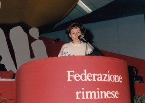 13-16 marzo1986. Rimini, Salone Fieristico. Interviene Maria Teresa Casadei Gnassi dal palco del 14. Congresso della Federazione Comunista Riminese 