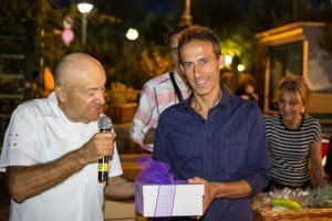 Terenzio Bernardi premia premiando il vincitore della corsa podistica amatoriale “Legality Run”, sabato 1 luglio 2017.