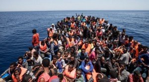 o-MIGRANTI-BARCONE-facebook-696x385