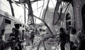 ansa - strage bologna - Il lavoro dei soccorritori subito dopo la strage di Bologna del 2 agosto 1980, in una foto d'archivio. ANSA