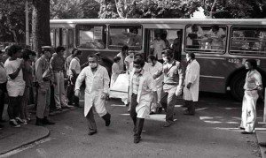 2 agosto 1980. Un simbolo della solidariet‡: líautobus 37 utilizzato per il trasportato delle vittime (Archivio Studio FN Ferrari Paolo) Le autoambulanze degli ospedali cittadini sono insufficienti per il trasporto delle vittime e líATC, Azienda Tranviaria Comunale,mette immediatamente a disposizione i suoi autobus, dando cosÏ un grande contributo alle operazioni di soccorso