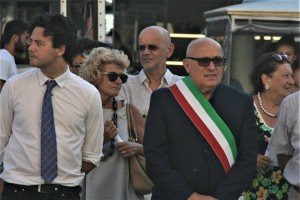 12 luglio 2017. Rimini, Piazza Tre Martiri. Omaggio ai tre Caduti riminesi a Fossoli, di cui uno Renato Mancini era nato a Saludecio. Da sin. l’Assessore riminese Mattia Morolli, il Presidente dell’Istituto Storico della Resistenza Antonella Beltrami, il Sindaco di Saludecio Dilvo Polidori