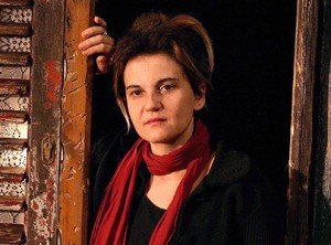 31/3/06 genova. emma dante autotrice dello spettacolo teatrale la "scimia", che debuttera' a genova il 20 aprile, ma gia' ha scatenato forti polemiche con il cardinale di genova tarcisio bertone- foto teatro dell'archivoltozennaroansa -