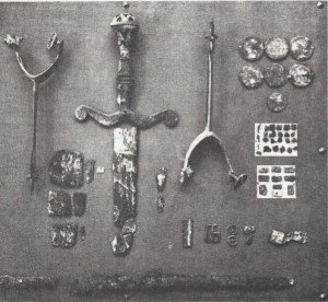 Gli oggetti ritrovati nella tomba di Sigismondo