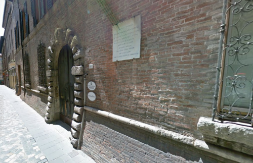Rimini, via Giovanni XXII, il palazzo Felici Capello con la lapide che ricorda il conte Daniele