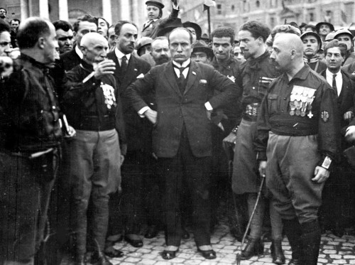 Benito Mussolini attorniato dai "quadrumviri" durante la marcia su Roma del 28 ottobre 1922