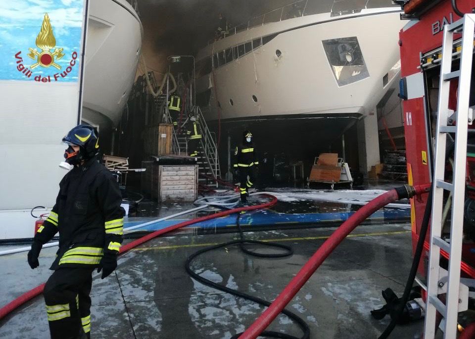 incendio ferretti yachts